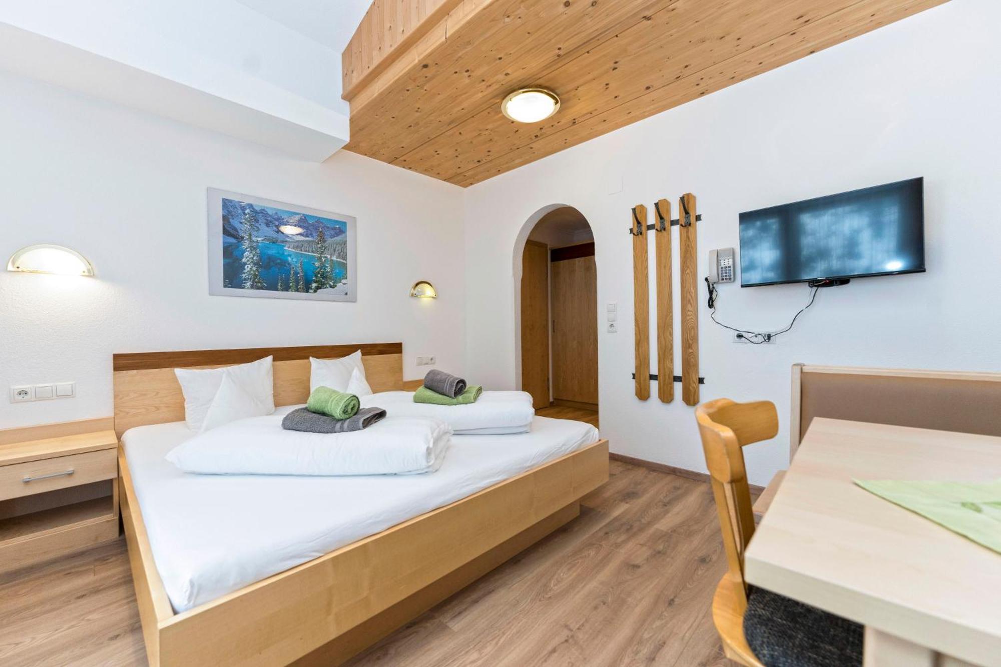 Hotel Garni Siegele - Inklusive Silvretta-Card Premium イシュグル エクステリア 写真