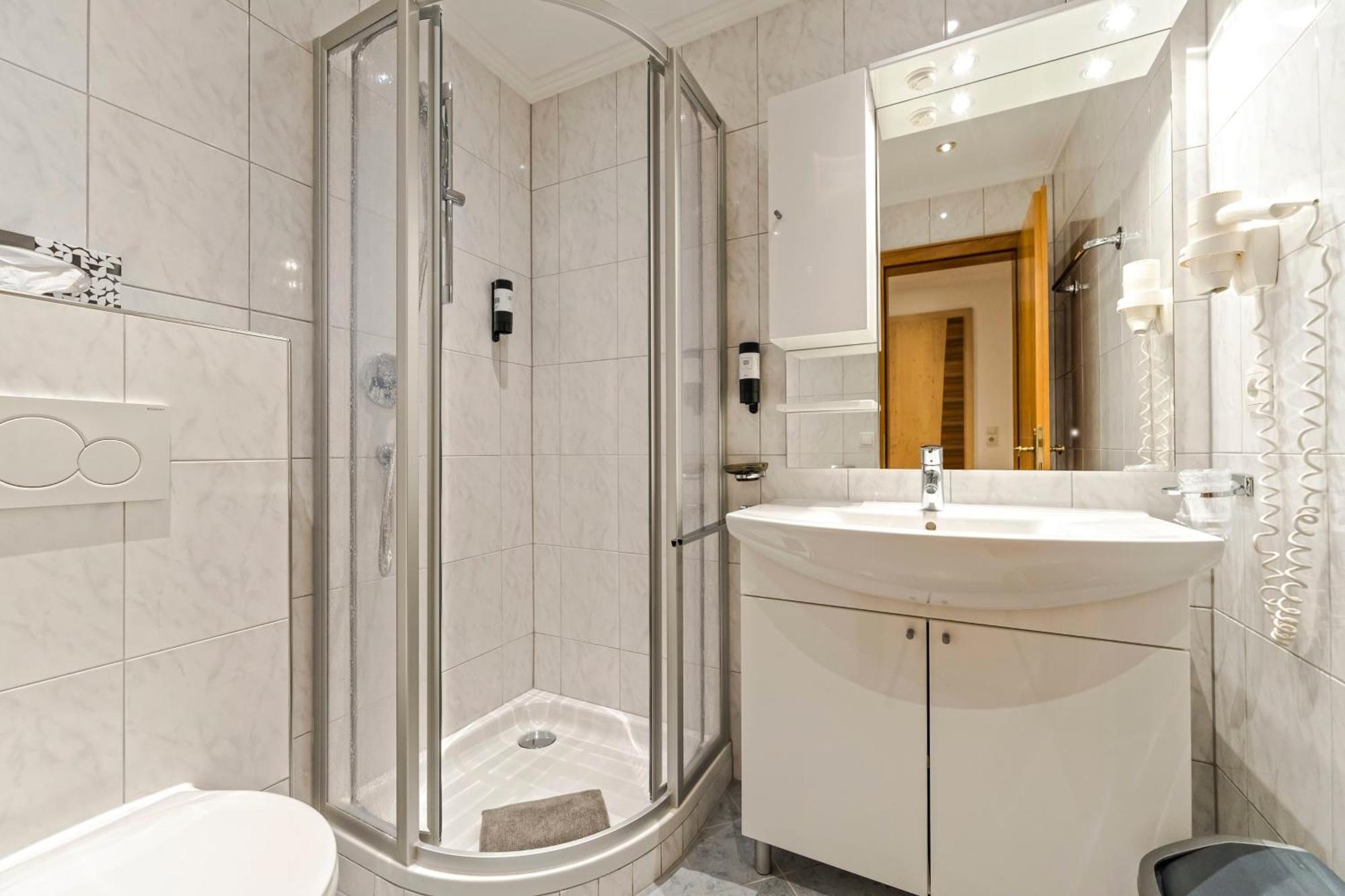 Hotel Garni Siegele - Inklusive Silvretta-Card Premium イシュグル 部屋 写真