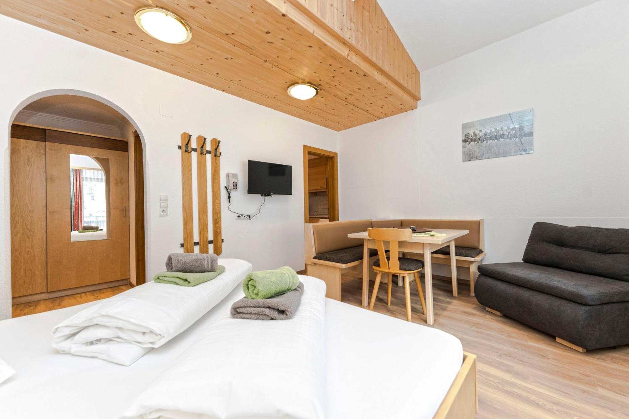 Hotel Garni Siegele - Inklusive Silvretta-Card Premium イシュグル エクステリア 写真