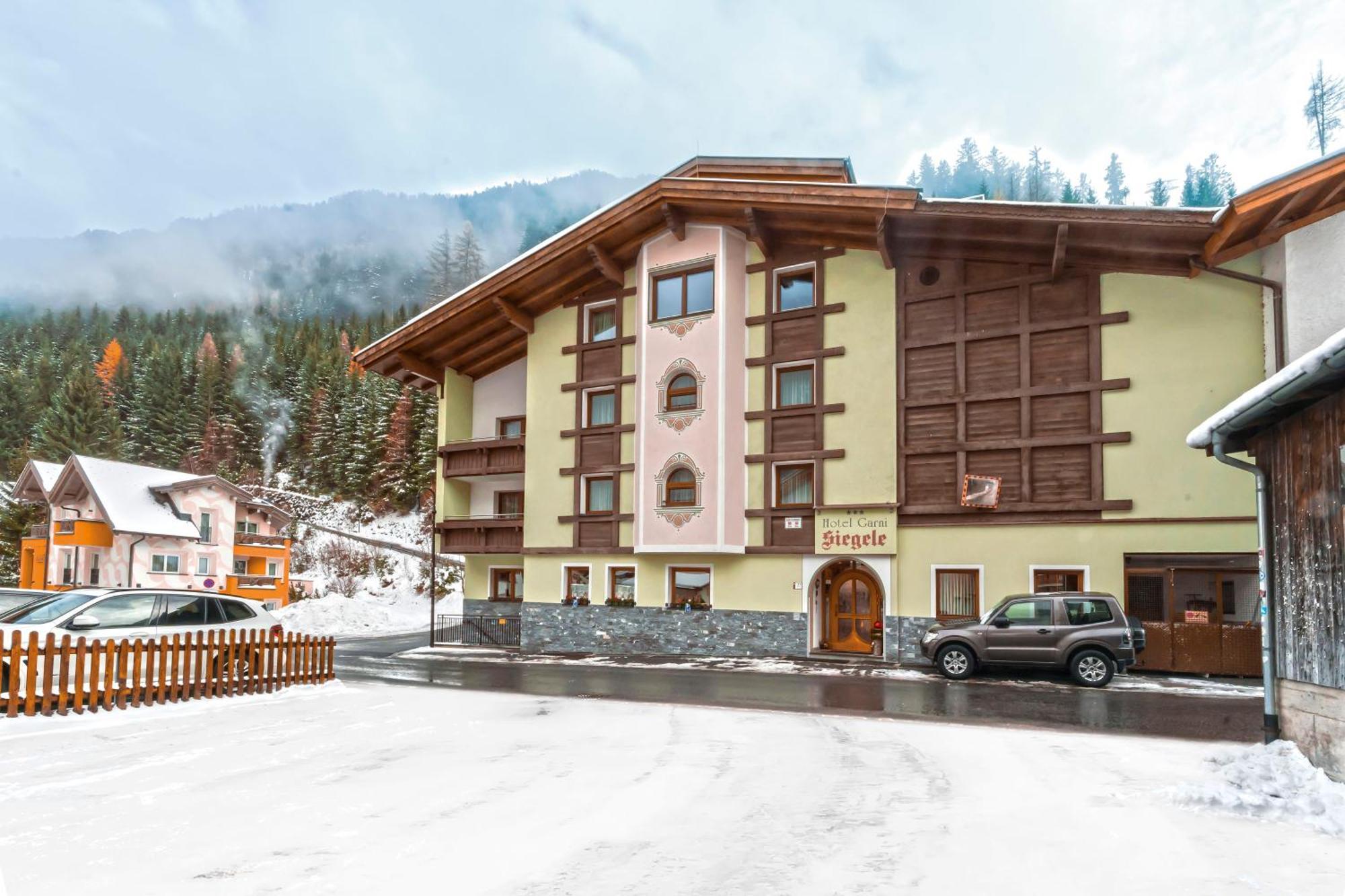 Hotel Garni Siegele - Inklusive Silvretta-Card Premium イシュグル エクステリア 写真