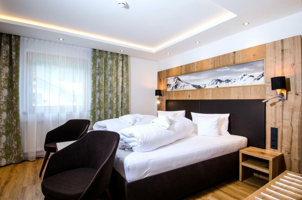 Hotel Garni Siegele - Inklusive Silvretta-Card Premium イシュグル エクステリア 写真