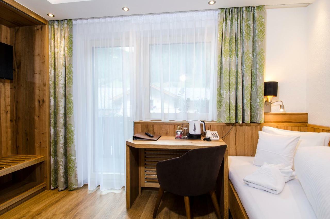 Hotel Garni Siegele - Inklusive Silvretta-Card Premium イシュグル エクステリア 写真