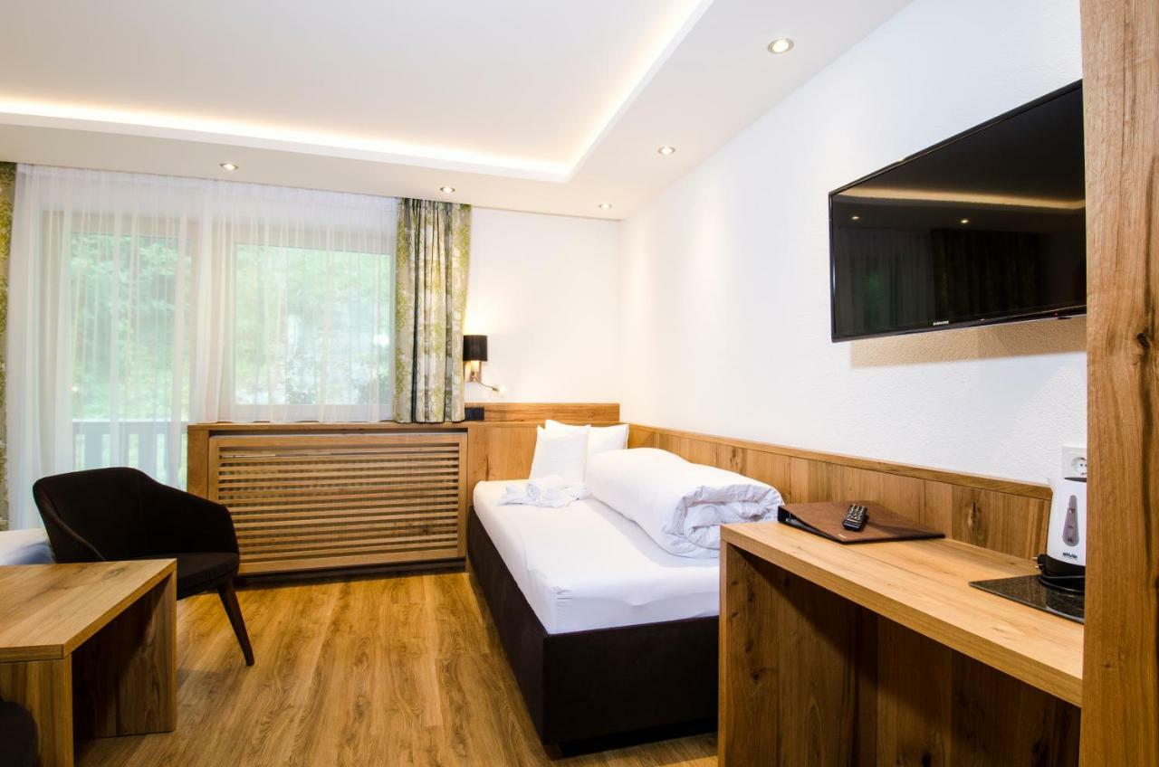 Hotel Garni Siegele - Inklusive Silvretta-Card Premium イシュグル エクステリア 写真