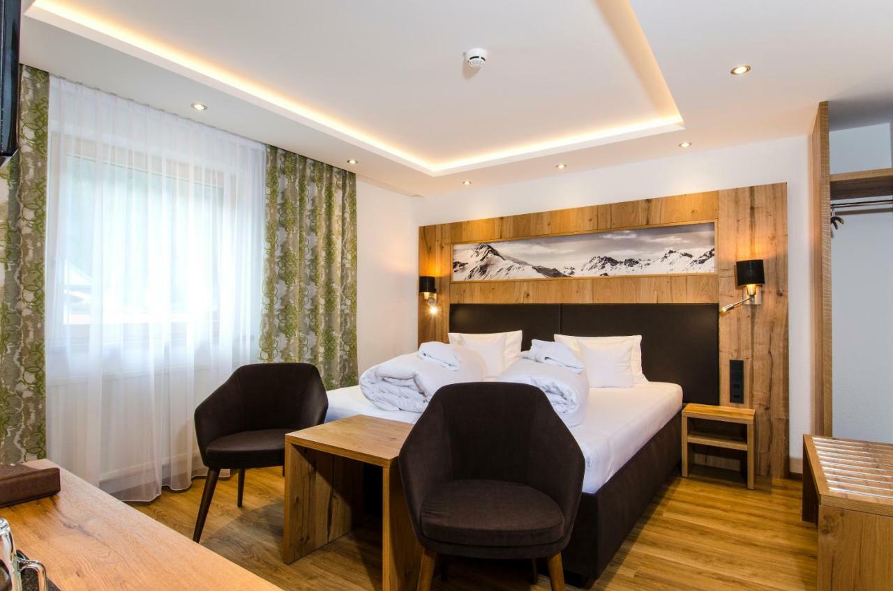 Hotel Garni Siegele - Inklusive Silvretta-Card Premium イシュグル エクステリア 写真