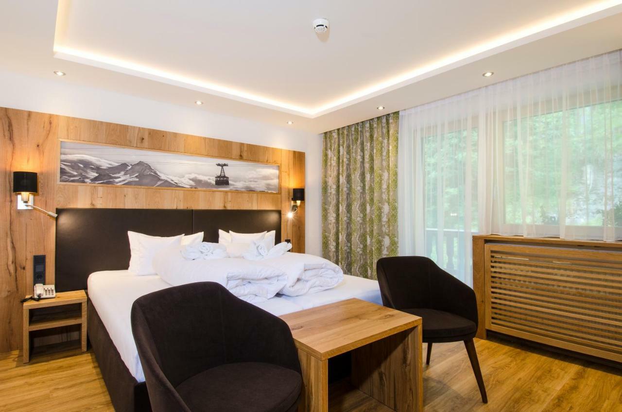 Hotel Garni Siegele - Inklusive Silvretta-Card Premium イシュグル エクステリア 写真