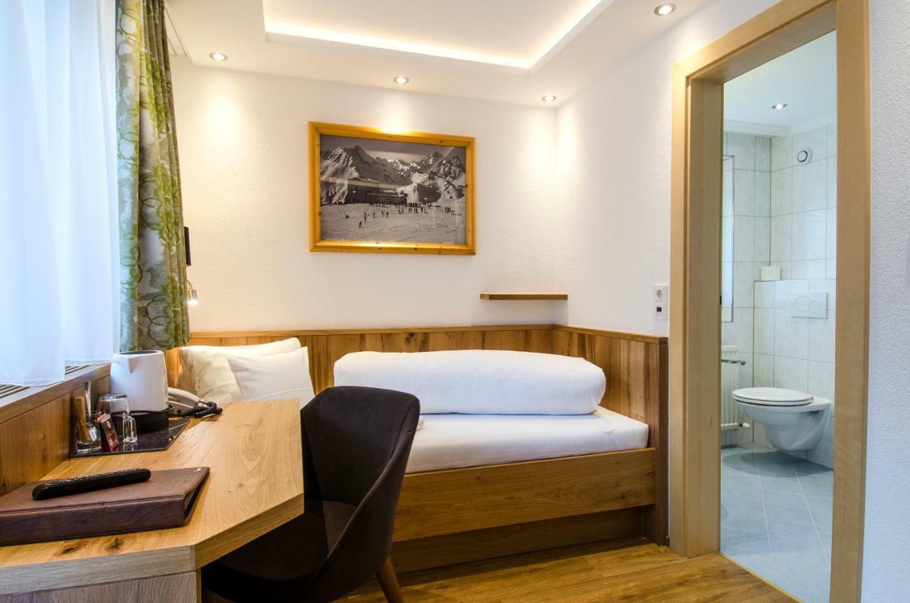Hotel Garni Siegele - Inklusive Silvretta-Card Premium イシュグル エクステリア 写真
