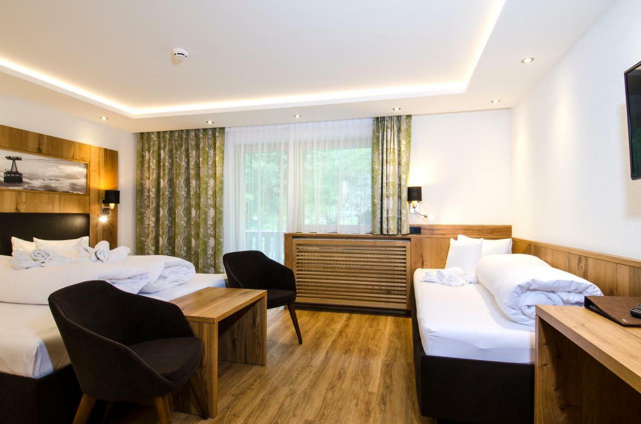 Hotel Garni Siegele - Inklusive Silvretta-Card Premium イシュグル エクステリア 写真